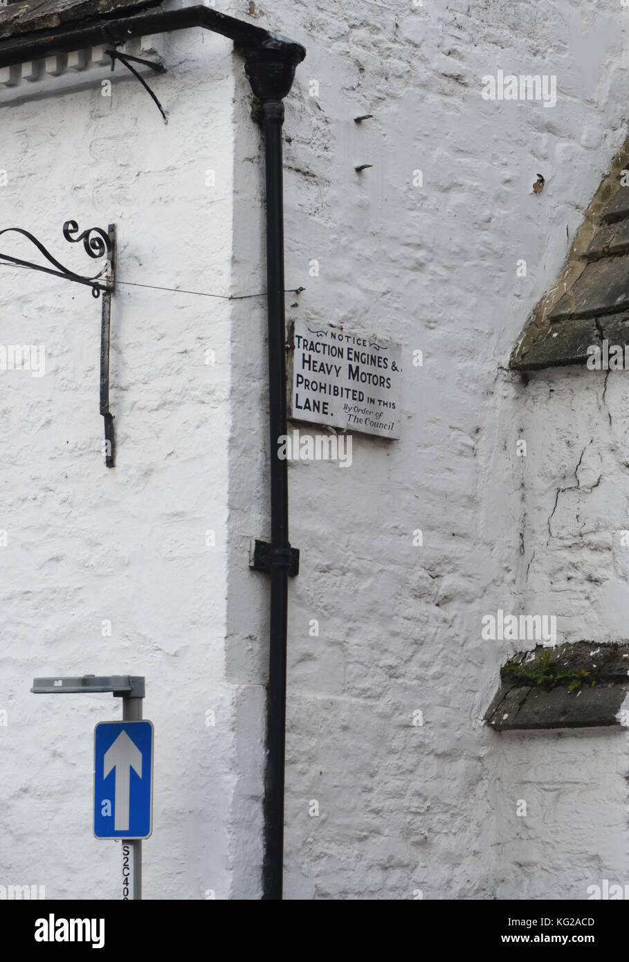 Sign saying ‘Notice Traction Engines and Heavy Motors Prohibited in