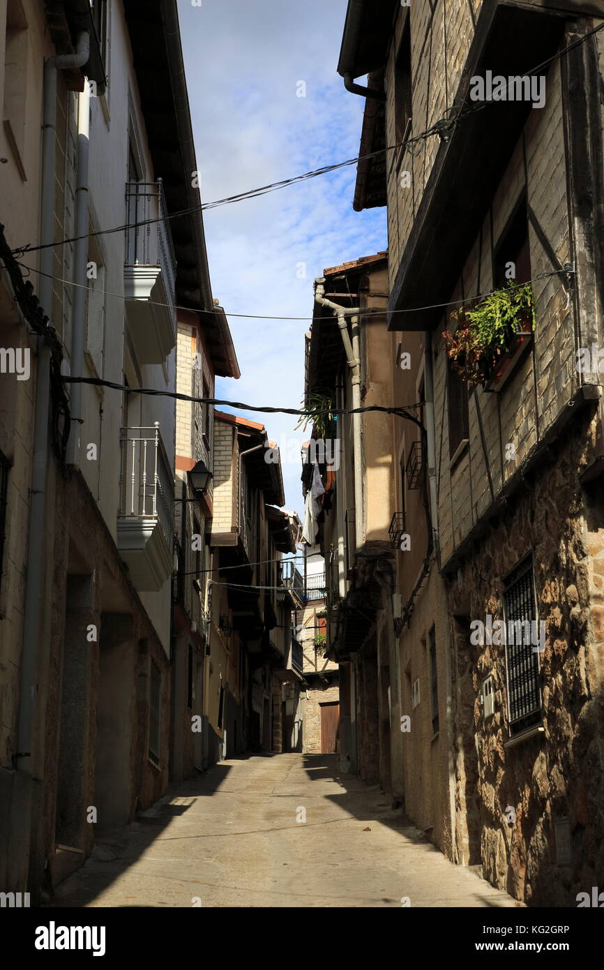 Traditional houses architecture narrow street, Garganta la Olla, La