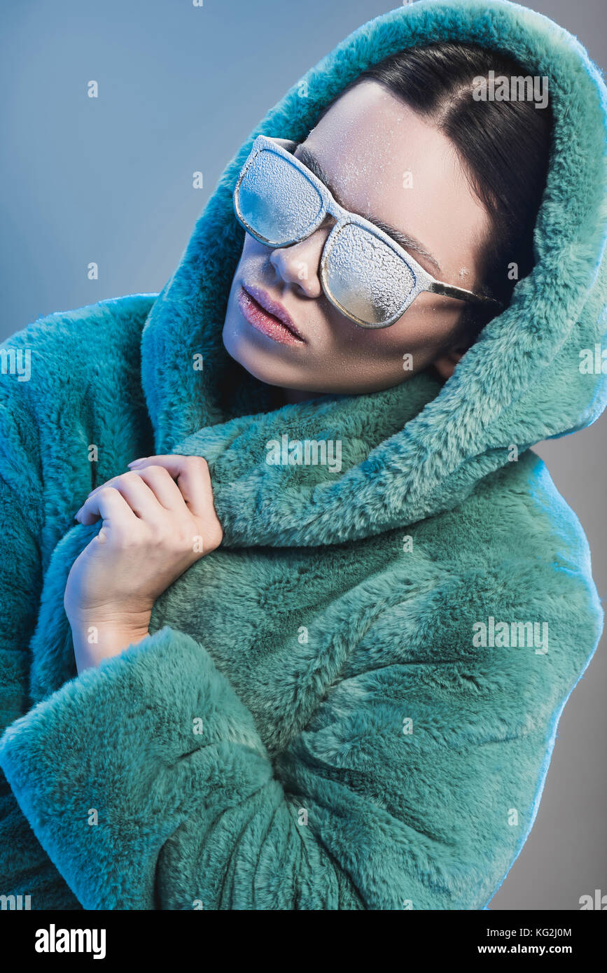 Woman in fur coat and sunglasses Stock Photo - Alamy