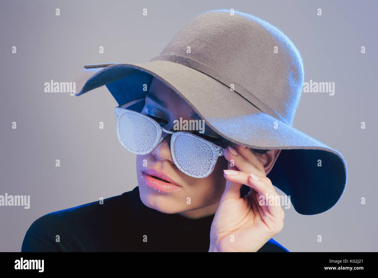 Woman wearing sunglasses in snow hi-res stock photography and images - Alamy