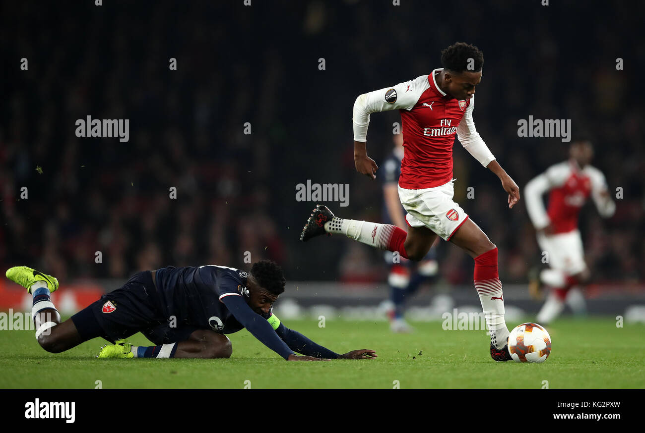 Red Star Belgrade's Mitchell Donald (left) and Arsenal's Joe Willock battle  for the ball during the UEFA Europa League match at the Emirates Stadium,  London Stock Photo - Alamy