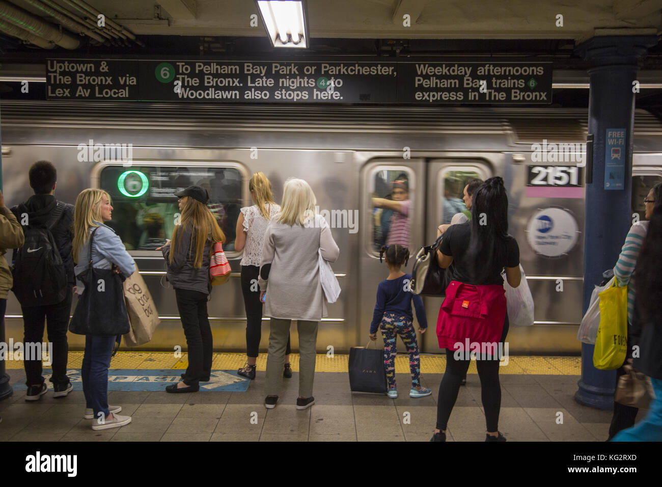 New york commuters avenue hi-res stock photography and images - Alamy