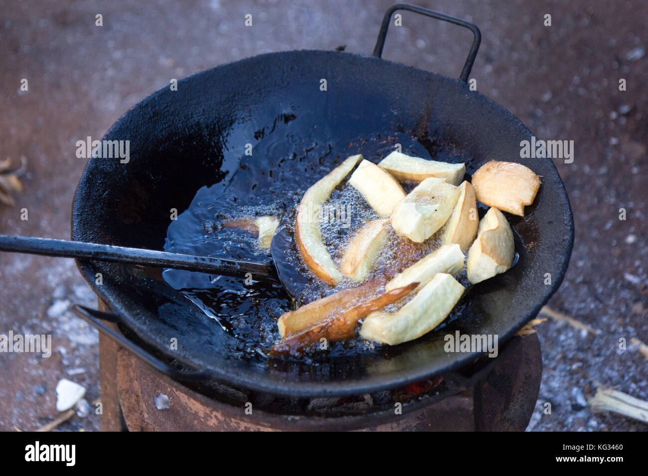 Friteuse avec de l'huile bouillante, gros plan Photo Stock - Alamy