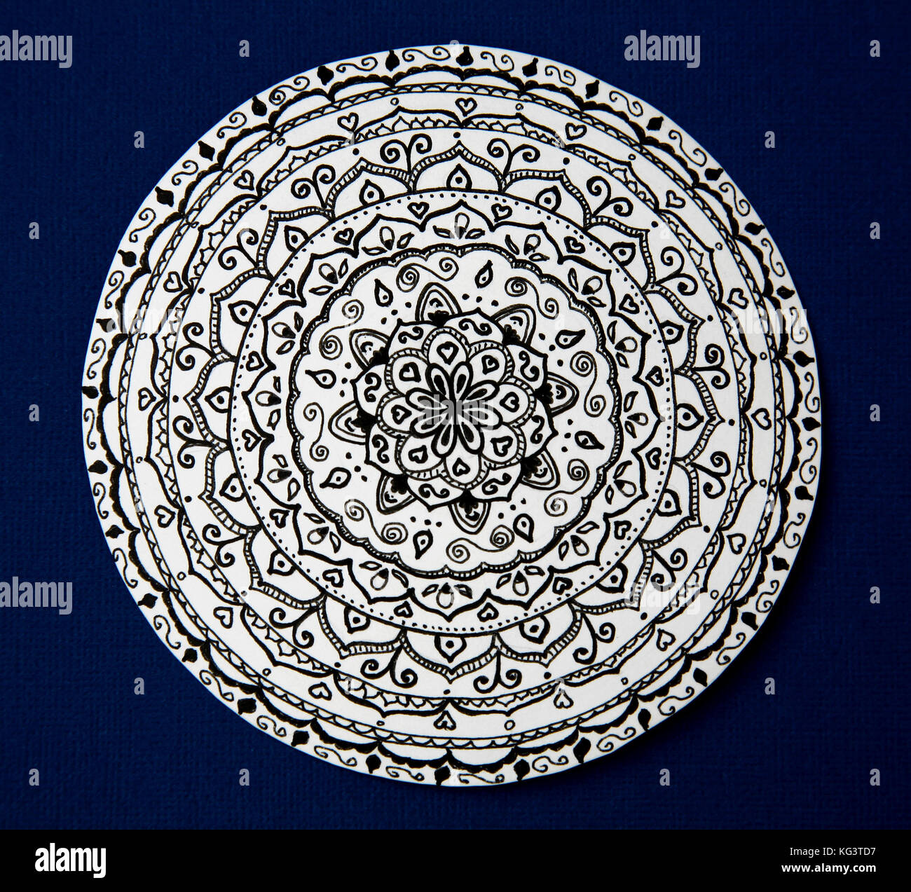 Black mandala hi-res stock photography and images - Alamy