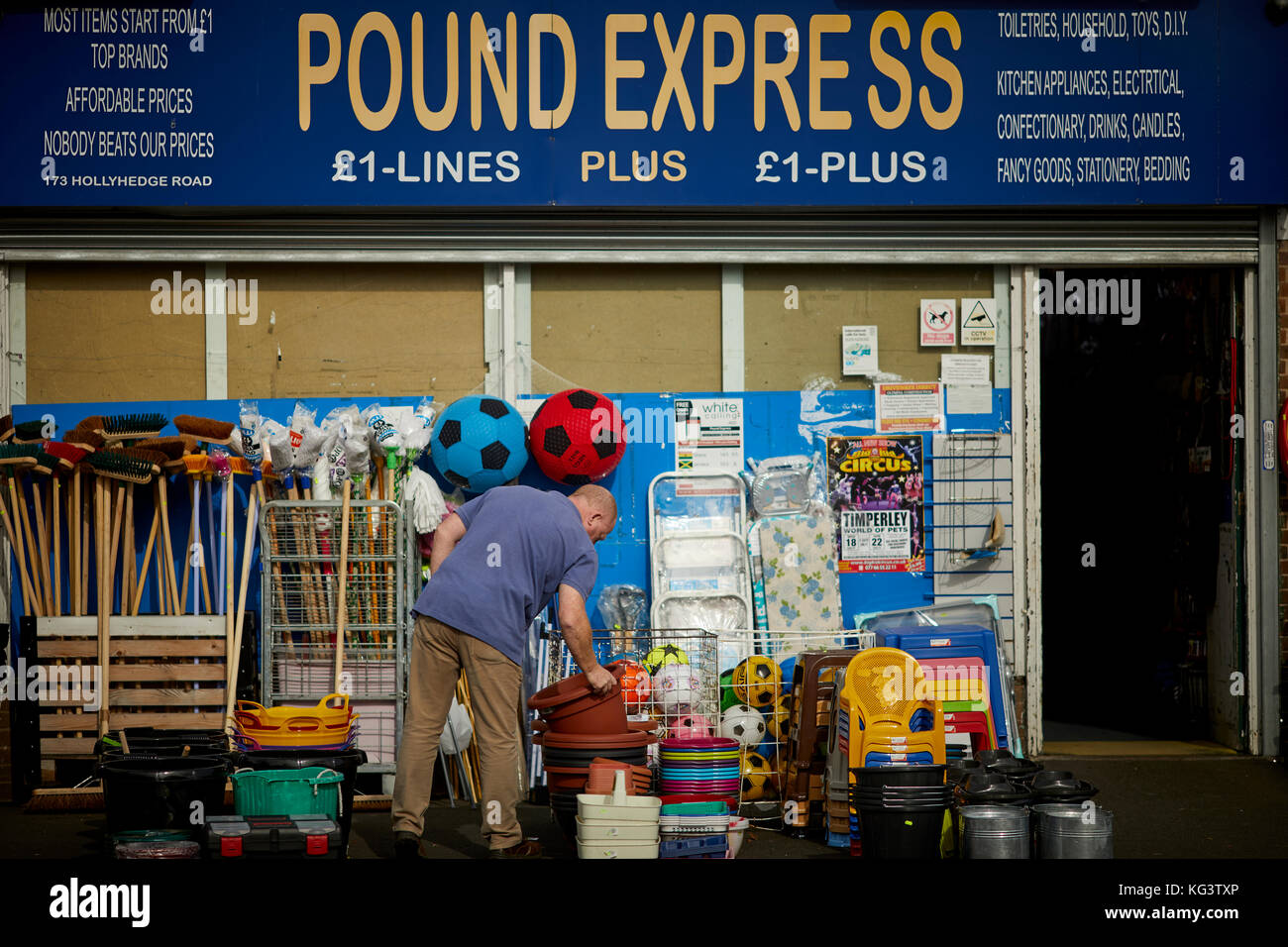 Pound Express independent discount shop on at Hollyhedge Road, Benchill, Wythenshawe. Stock Photo