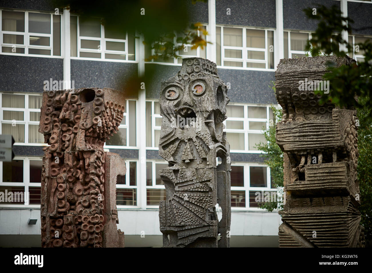 THREE TOTEM SCULPTURES FRONT COURTYARD ALLERTON BUILDING SALFORD UNIVERSITY CAMPUS by William Mitchell - Minute Men sculptures Stock Photo