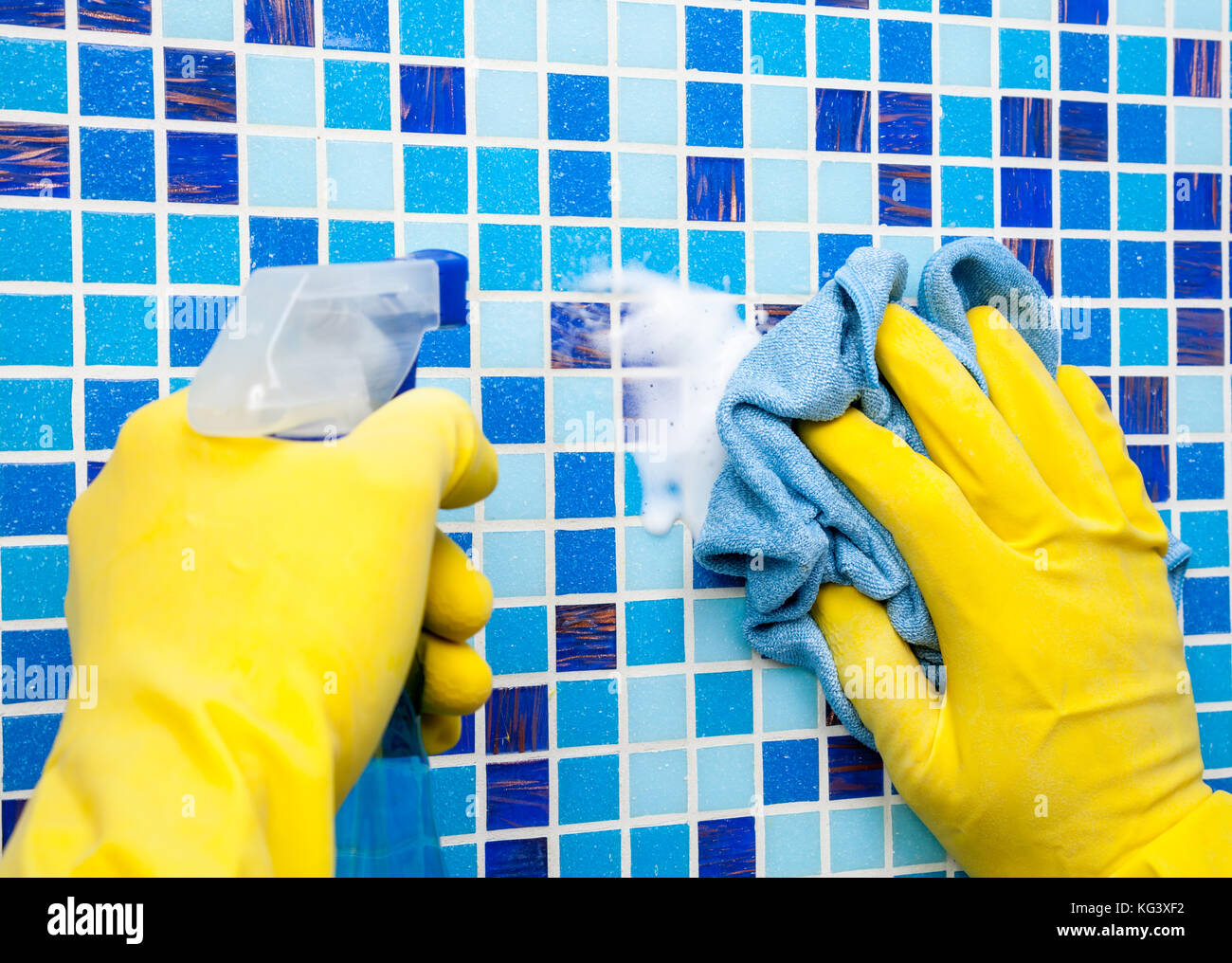 Ванна стена очищающая. Мытье стен. Для мытья стен в ванной. Плесень на стенах в ванной. Моющие стены материал для дома.