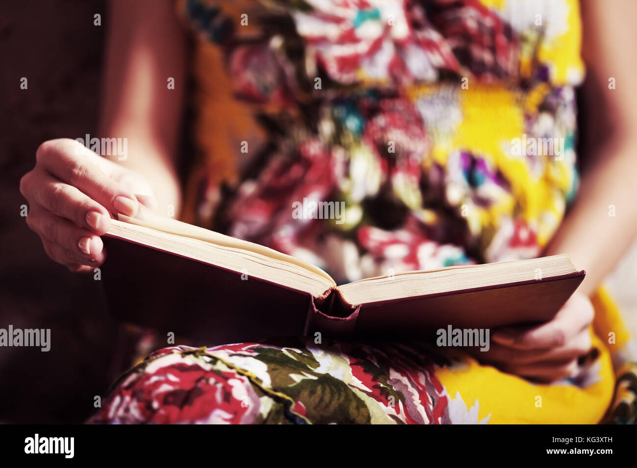 Close-up image of woman reading book Stock Photo - Alamy