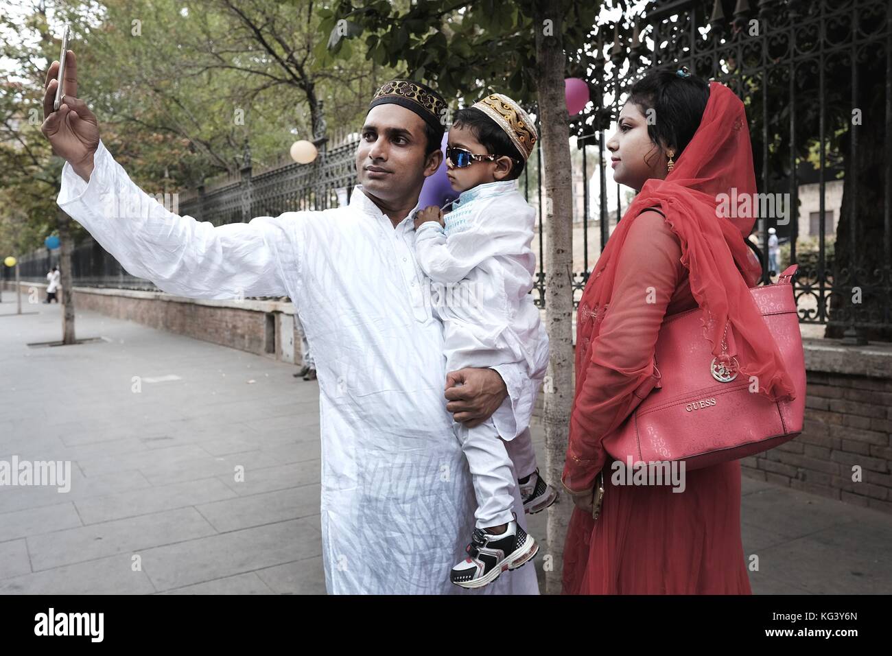 A Pakistani family in Piazza Vittorio becomes a selfie at the Eid ...