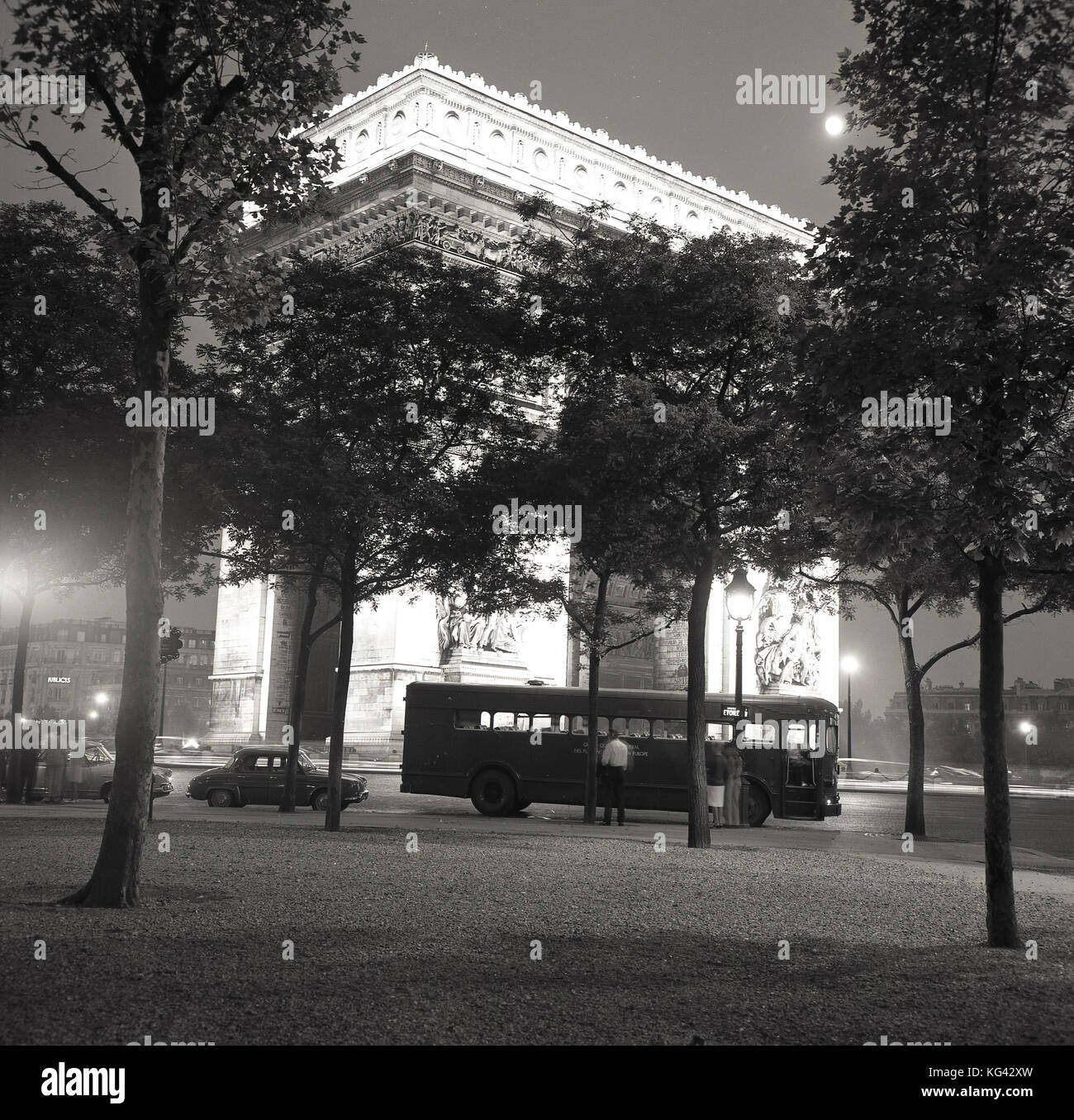 Historical paris night hi-res stock photography and images Historical paris night hi-res stock photography and images