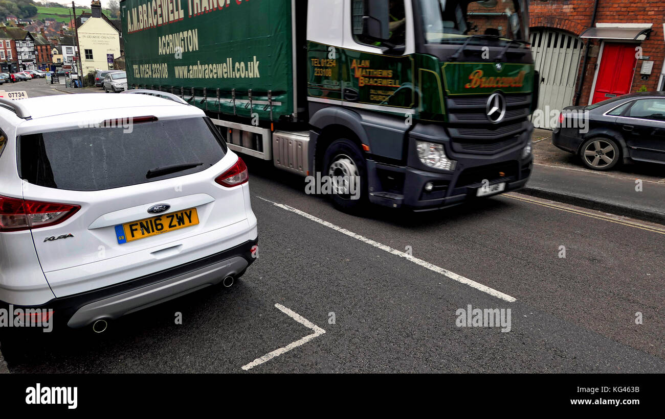Ashbourne, UK. 3rd November, 2017. Poor town Council planning leaves 1.4M (4ft 7 inch) gap for traffic to drive on the A515 into Ashbourne town centre creating daily congestion chaos Credit: Doug Blane/Alamy Live News Stock Photo