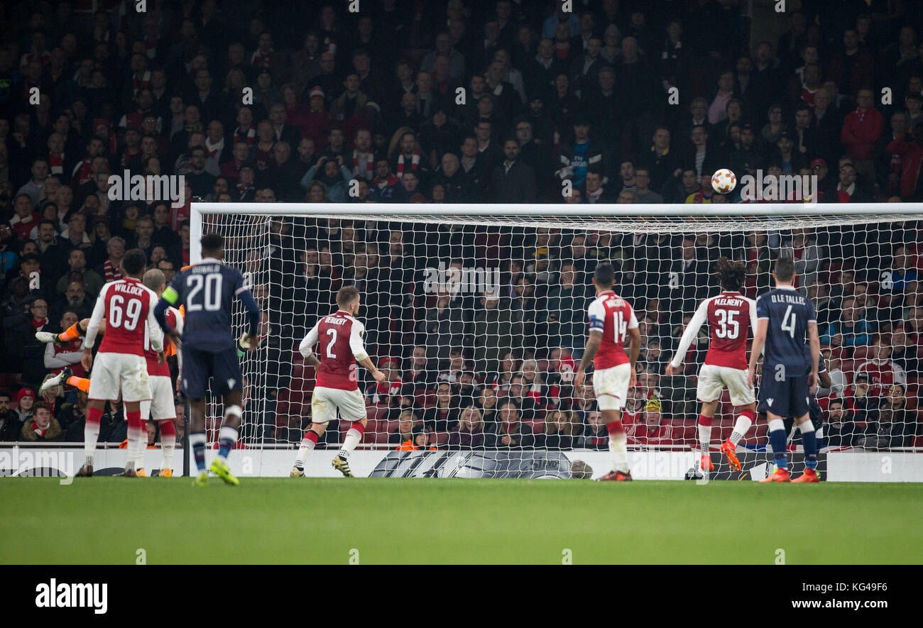 London, UK. 02nd Nov, 2017. Goalkeeper Matt Macey of Arsenal tips a shot onto the crossbar during the UEFA Europa League group stage match between Arsenal and FC Red Star Belgrade at the Emirates Stadium, London, England on 2 November 2017. Photo by Andy Rowland. Credit: Andrew Rowland/Alamy Live News Stock Photo