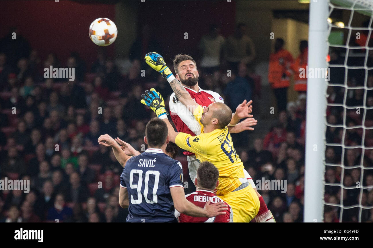 London, UK. 02nd Nov, 2017. Goalkeeper Milan Borjan of Crvena Zvezda (Red Star Belgrade) punches clear of Olivier Giroud of Arsenal during the UEFA Europa League group stage match between Arsenal and FC Red Star Belgrade at the Emirates Stadium, London, England on 2 November 2017. Photo by Andy Rowland. Credit: Andrew Rowland/Alamy Live News Stock Photo