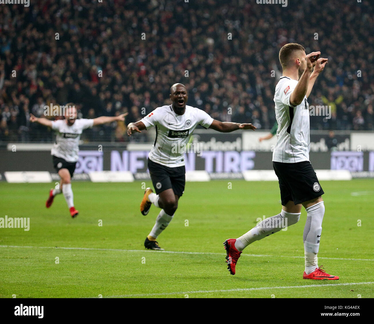 Frankfurt's Ante Rebic (R) celebrates his 1-0 goal with his team mates Jetro Willems (Frankfurt) and Marc Stendera (Frankfurt) during the German Bundesliga soccer match between Eintracht Frankfurt and Werder Bremen in Frankfurt/M., Germany, 03 November 2017. (EMBARGO CONDITIONS - ATTENTION: Due to the accreditation guidelines, the DFL only permits the publication and utilisation of up to 15 pictures per match on the internet and in online media during the match.) Photo: Hasan Bratic/dpa Stock Photo