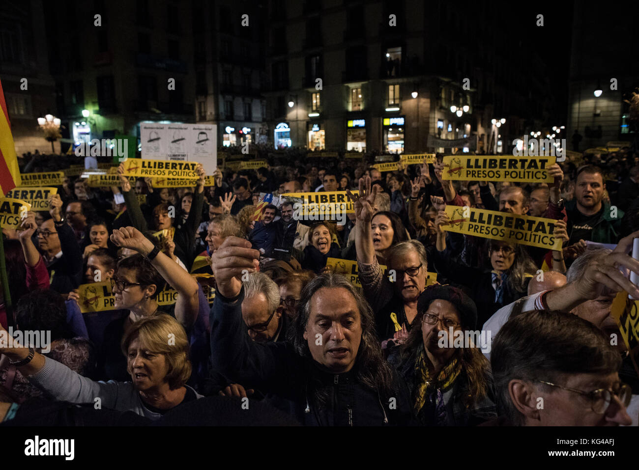 Barcelona, Spain. 3rd Nov, 2017. Thousands of people demonstrate in Plaça Sant Jaume against the imprisonment of Oriol Junqueras, vice president of the Catalan Government, and seven councilors. The National Court has also denied the release of Jordi Sánchez and Jordi Cuixart, civil leaders of the independence movement. Carles Puigdemont, the dismissed president of the Catalan Government, carries out his defense strategy from Brussels, from where he has refused to go to the National Court. Credit: Carles Desfilis / Alamy Live News Stock Photo