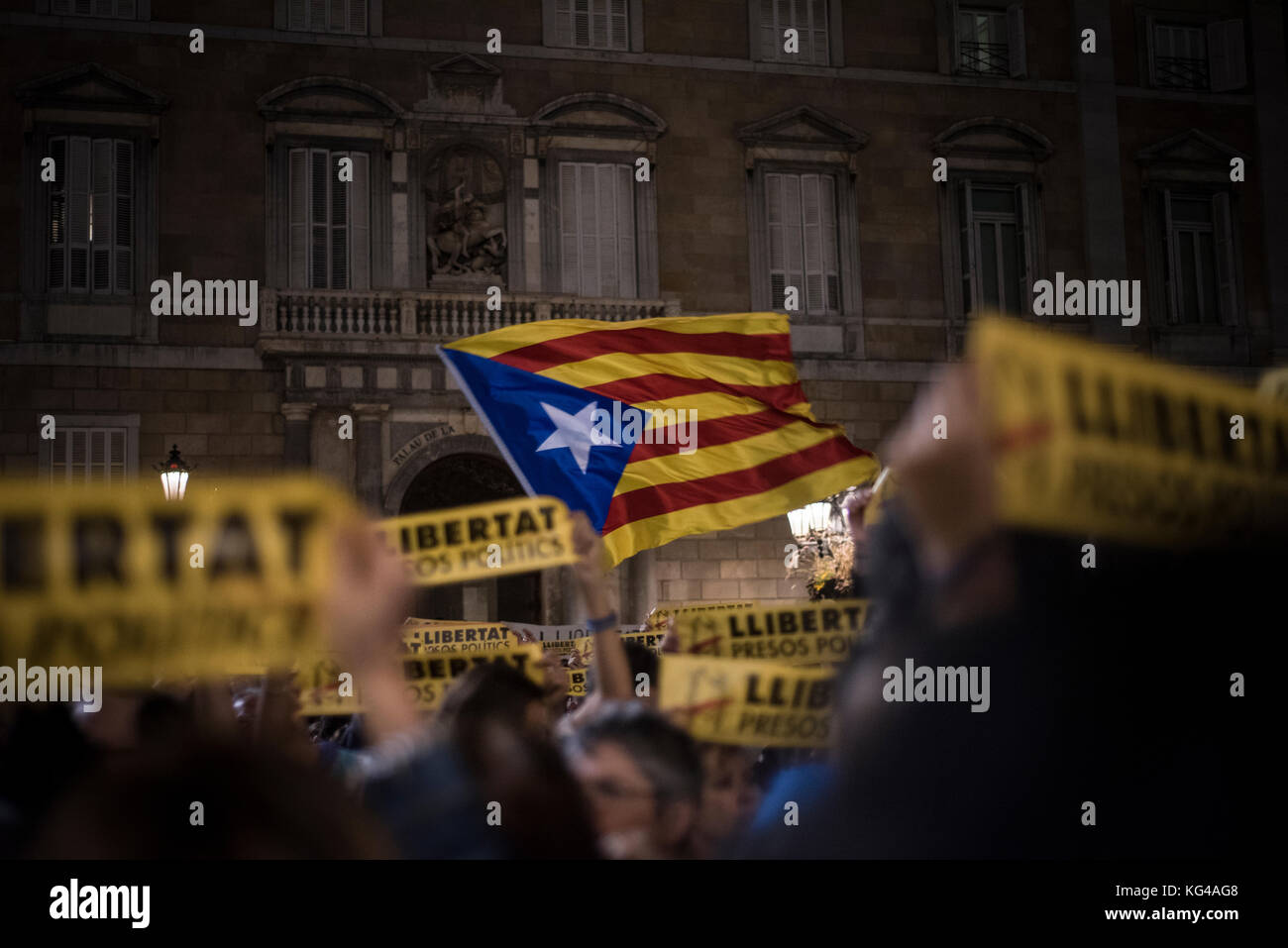 Barcelona, Spain. 3rd Nov, 2017. Thousands of people demonstrate in Plaça Sant Jaume against the imprisonment of Oriol Junqueras, vice president of the Catalan Government, and seven councilors. The National Court has also denied the release of Jordi Sánchez and Jordi Cuixart, civil leaders of the independence movement. Carles Puigdemont, the dismissed president of the Catalan Government, carries out his defense strategy from Brussels, from where he has refused to go to the National Court. Credit: Carles Desfilis / Alamy Live News Stock Photo