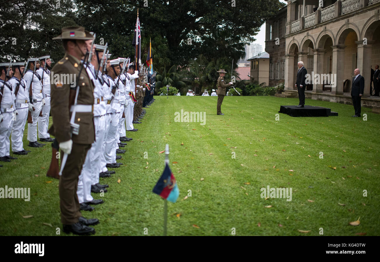 Sydney, Australia. 04th Nov, 2017. German President Frank-Walter Steinmeier (2-R) is being welcomed with military honours by the Governor-General of Australia Peter John Cosgrove (R) in Sydney, Australia, 04 November 2017. President Steinmeier and his wife are on a three-day state visit in Australia. Credit: Bernd von Jutrczenka/dpa/Alamy Live News Stock Photo