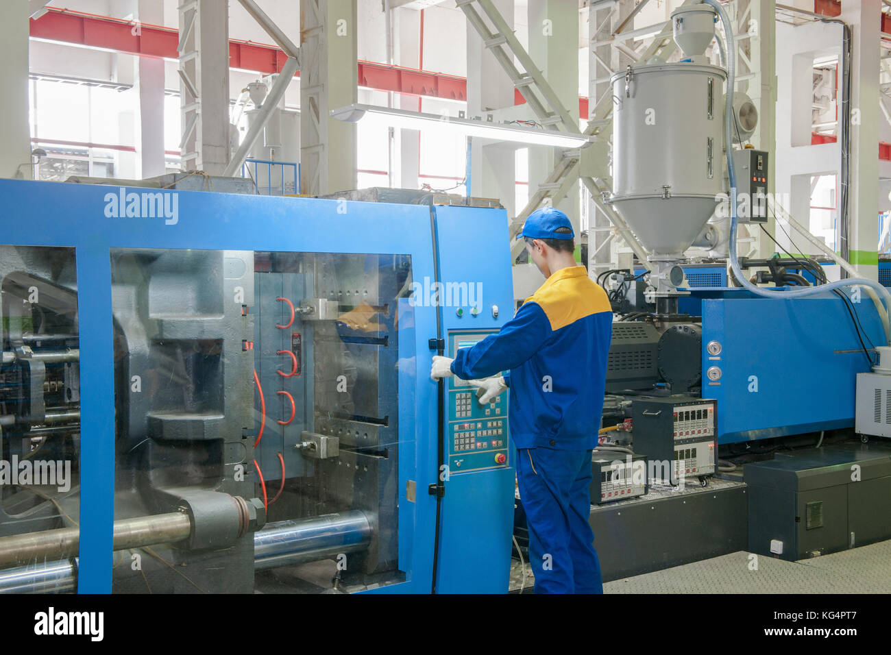Industrial injection molding press machine for the manufacture of