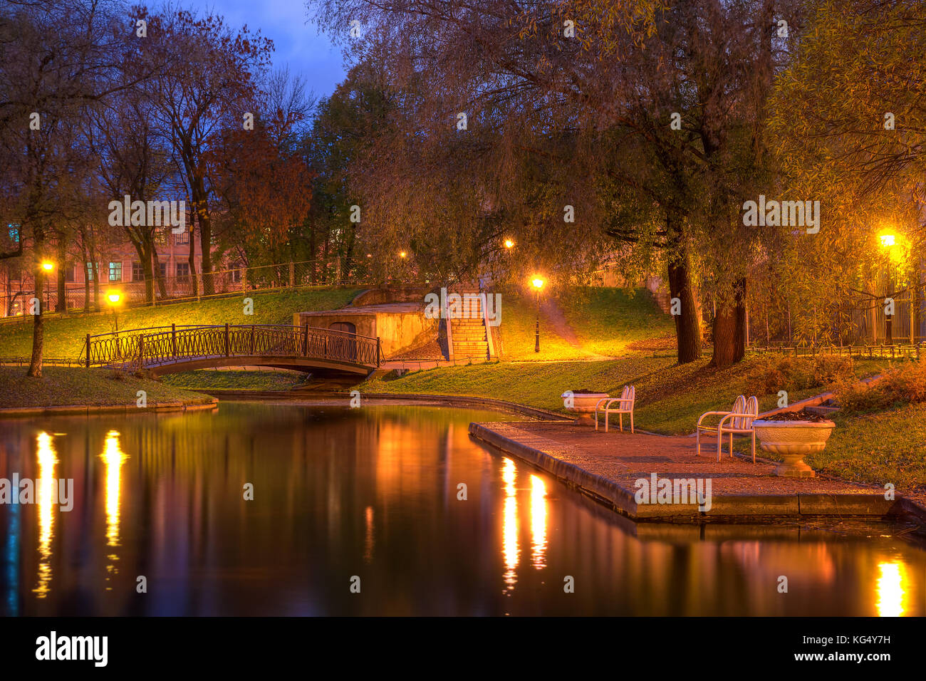 Embankment pond in park hi-res stock photography and images - Alamy
