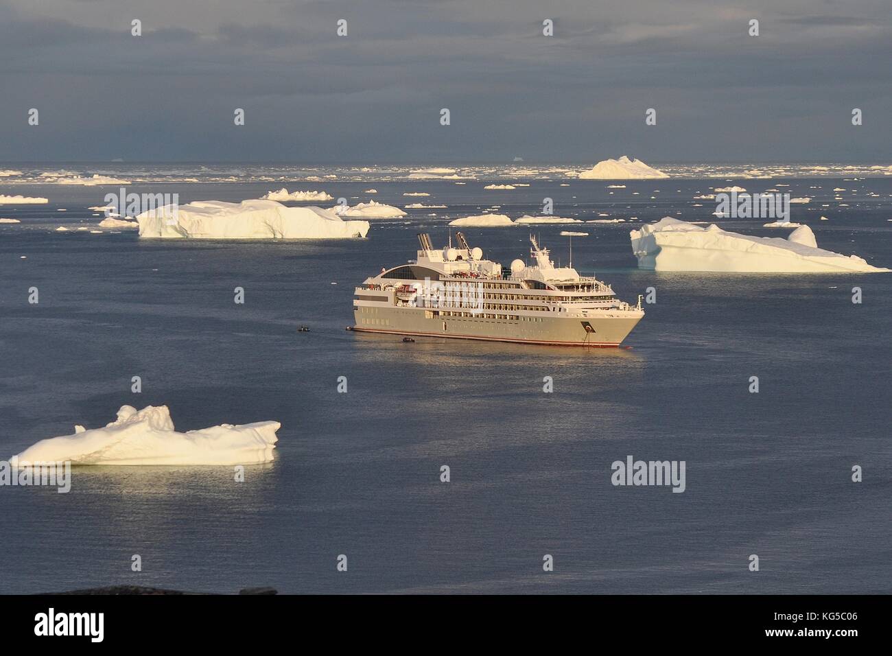 CRUISE SHIP LE SOLEAL NEGOTIATING THE ICEBERGS IN DISKO BAY, GREENLAND Stock Photo