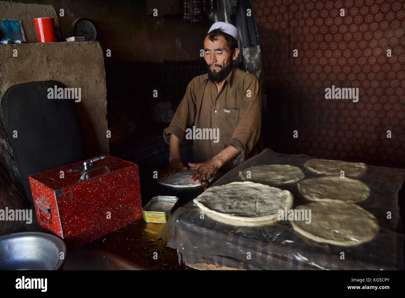 Quetta, Pakistan. 04th Nov, 2017. Bakery worker display, Traditional