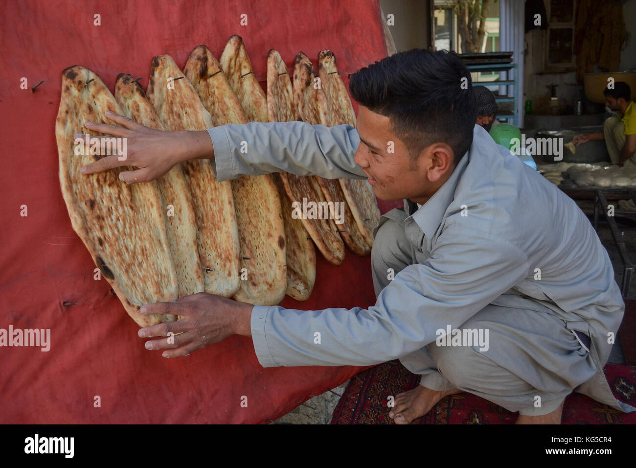 Quetta, Pakistan. 04th Nov, 2017. Bakery worker display, Traditional