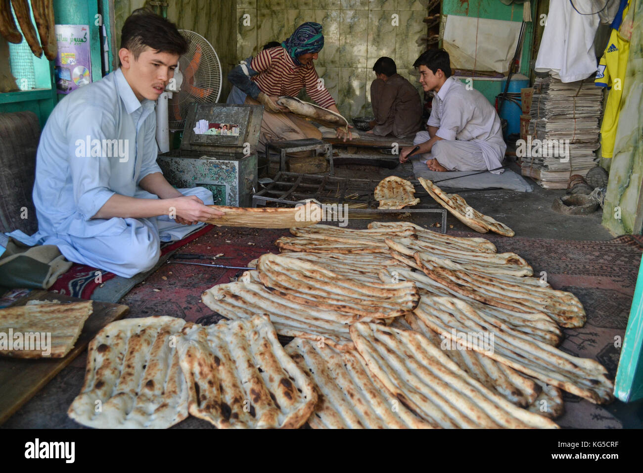 Quetta, Pakistan. 04th Nov, 2017. Bakery worker display, Traditional