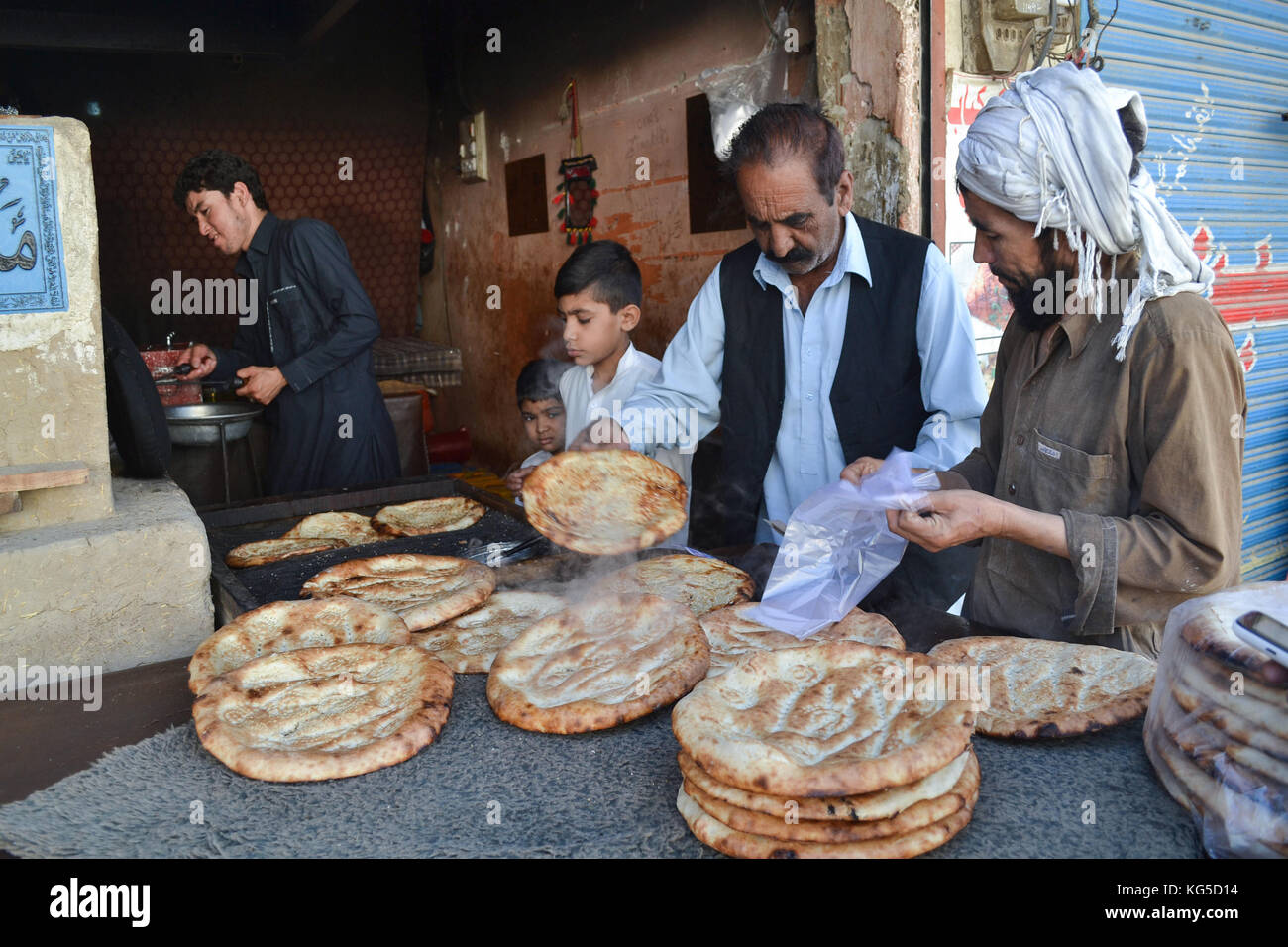 Quetta, Pakistan. 04th Nov, 2017. Bakery worker display, Traditional