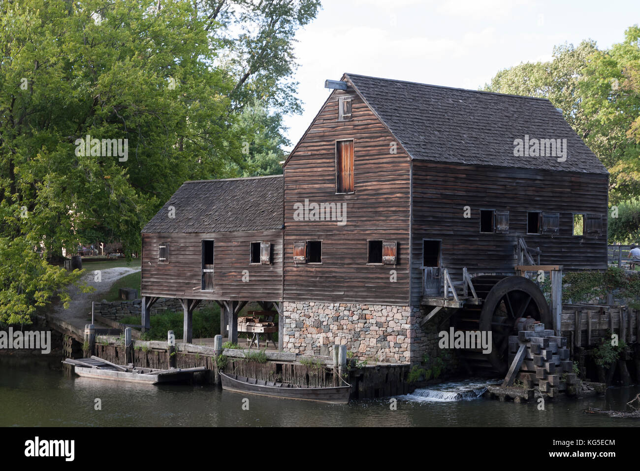 Working gristmill & water wheel at Philipsburg Manor an old Dutch American farm on Pocantico River in Sleepy Hollow, Westchester County, NY. Stock Photo