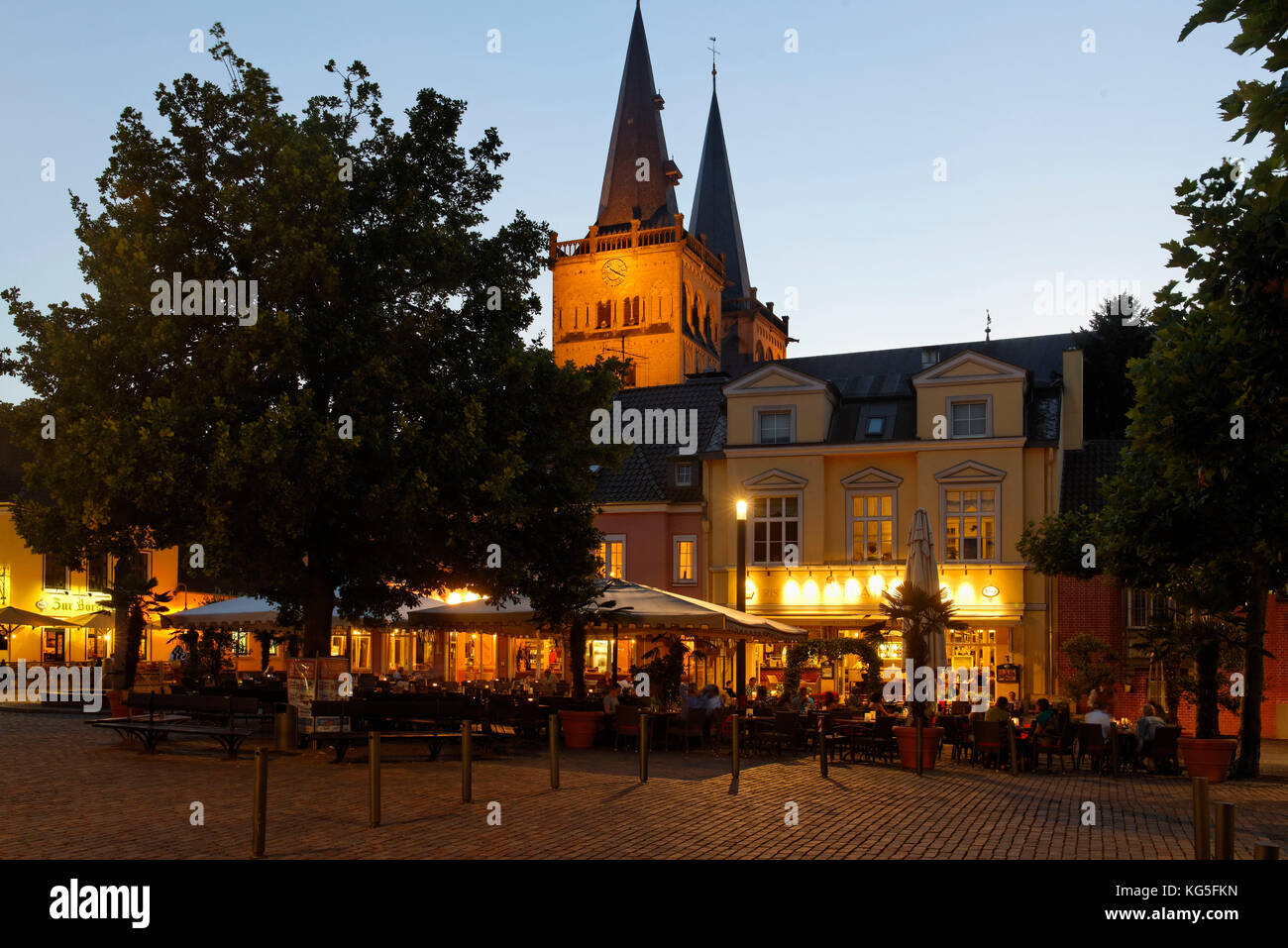Xanten Cathedral and marketplace in the evening light, Xanten, the Lower Rhine, North Rhine-Westphalia, Germany, Europe Stock Photo