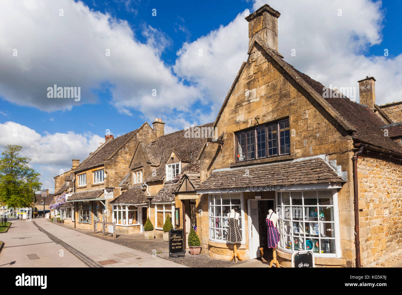 broadway-cotswolds-high-street-hi-res-stock-photography-and-images-alamy