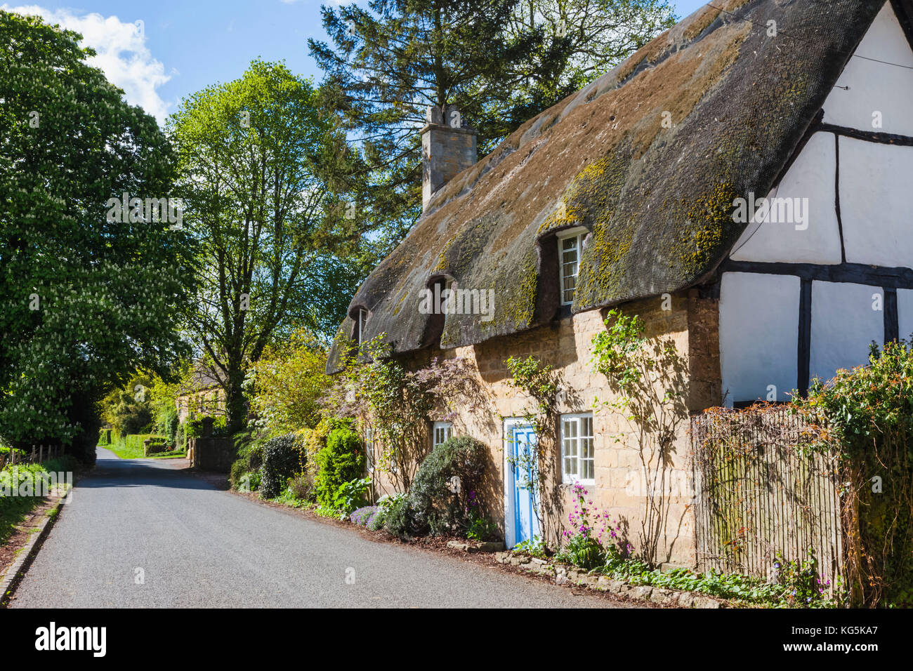 Cotswolds thatched roof houses hires stock photography and images Alamy