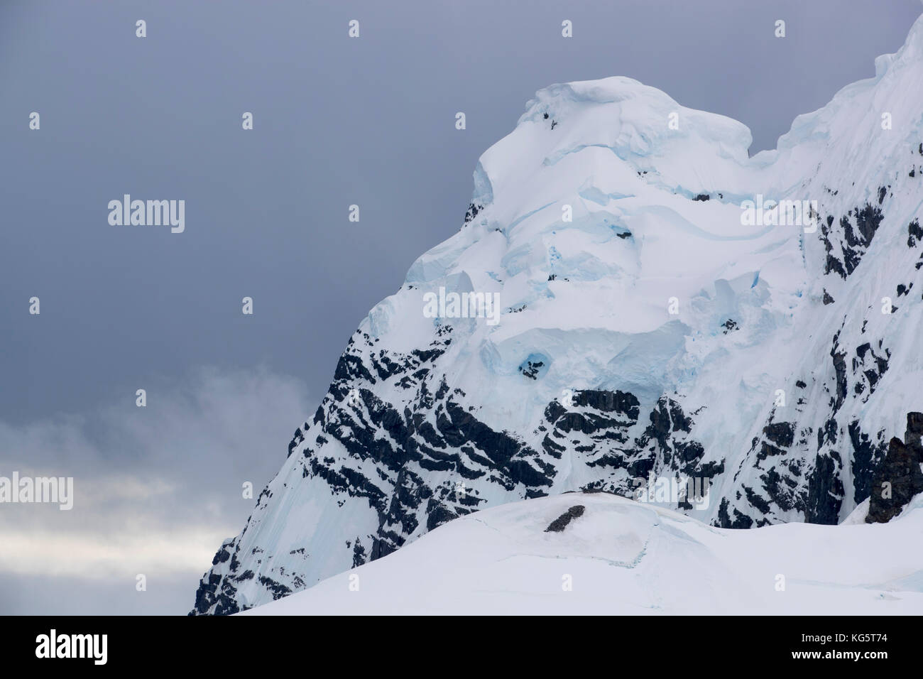 Snow covered mountains, Antarctic Peninsular Stock Photo