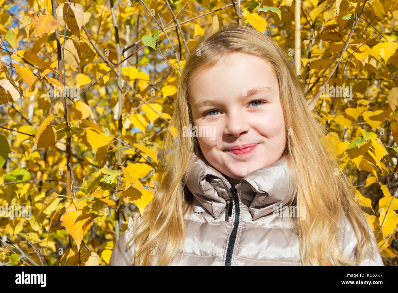 Photo of beautiful smiling girl in autumn Stock Photo - Alamy