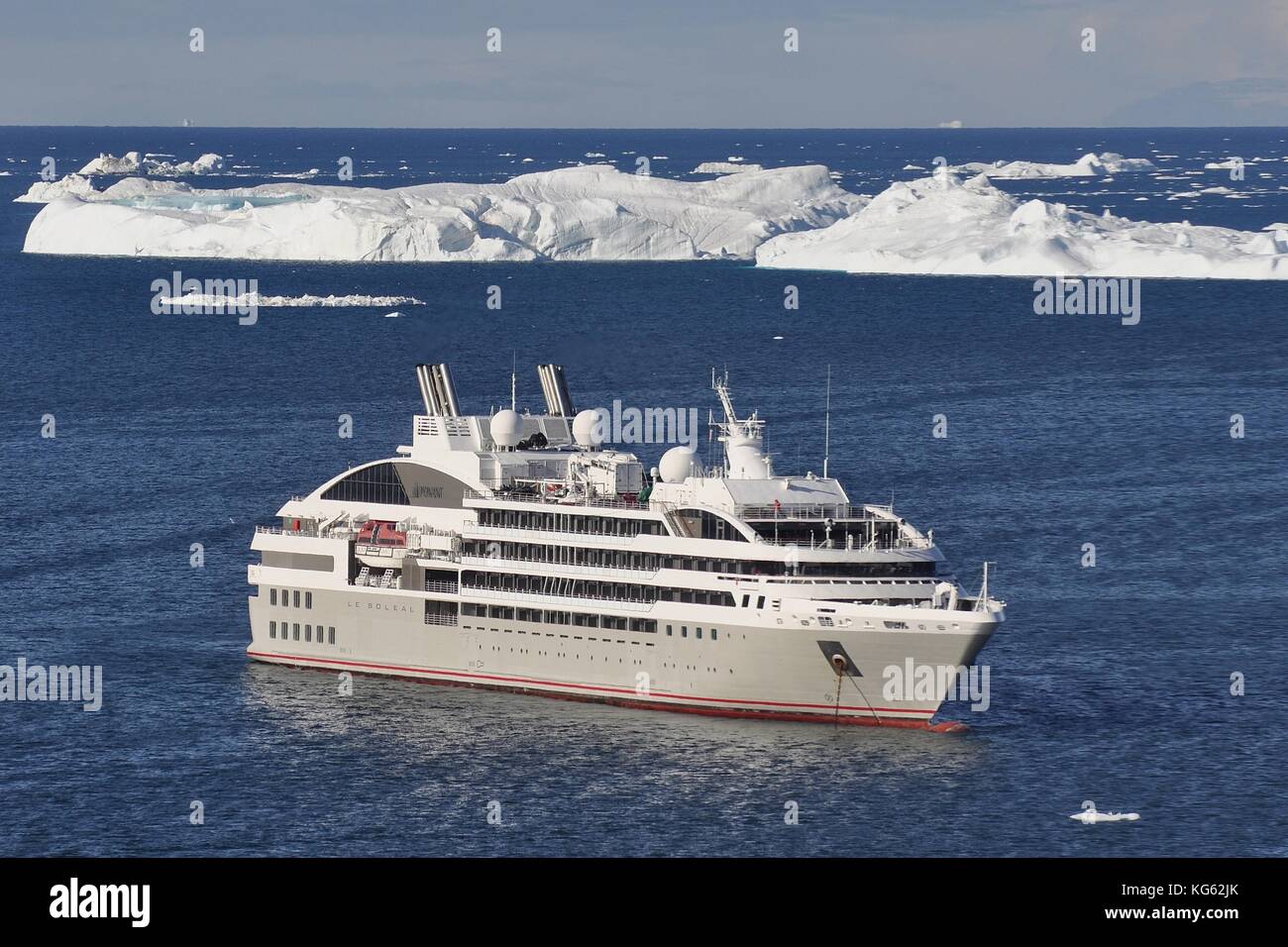 CRUISE SHIP LE SOLEAL NEGOTIATING THE ICEBERGS IN DISKO BAY, GREENLAND Stock Photo
