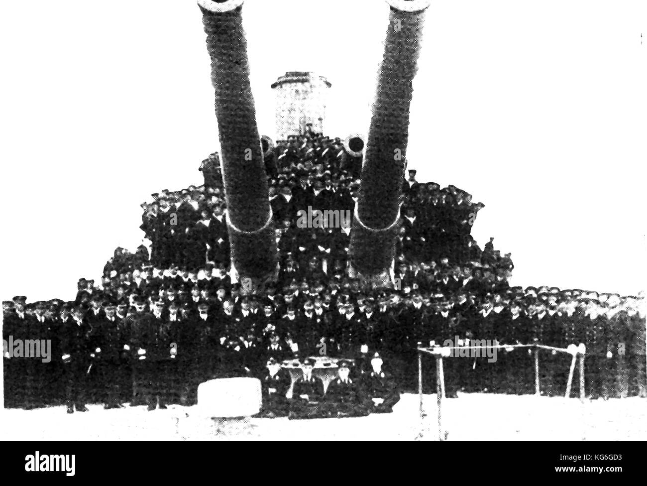 1919 The Officers and  full crew of a British warship pose for a victory photograph at the end of WWI Stock Photo