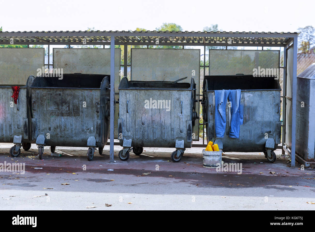 https://c8.alamy.com/comp/KG6T5J/trash-waste-bin-on-new-york-city-street-with-trash-cans-in-the-city-KG6T5J.jpg