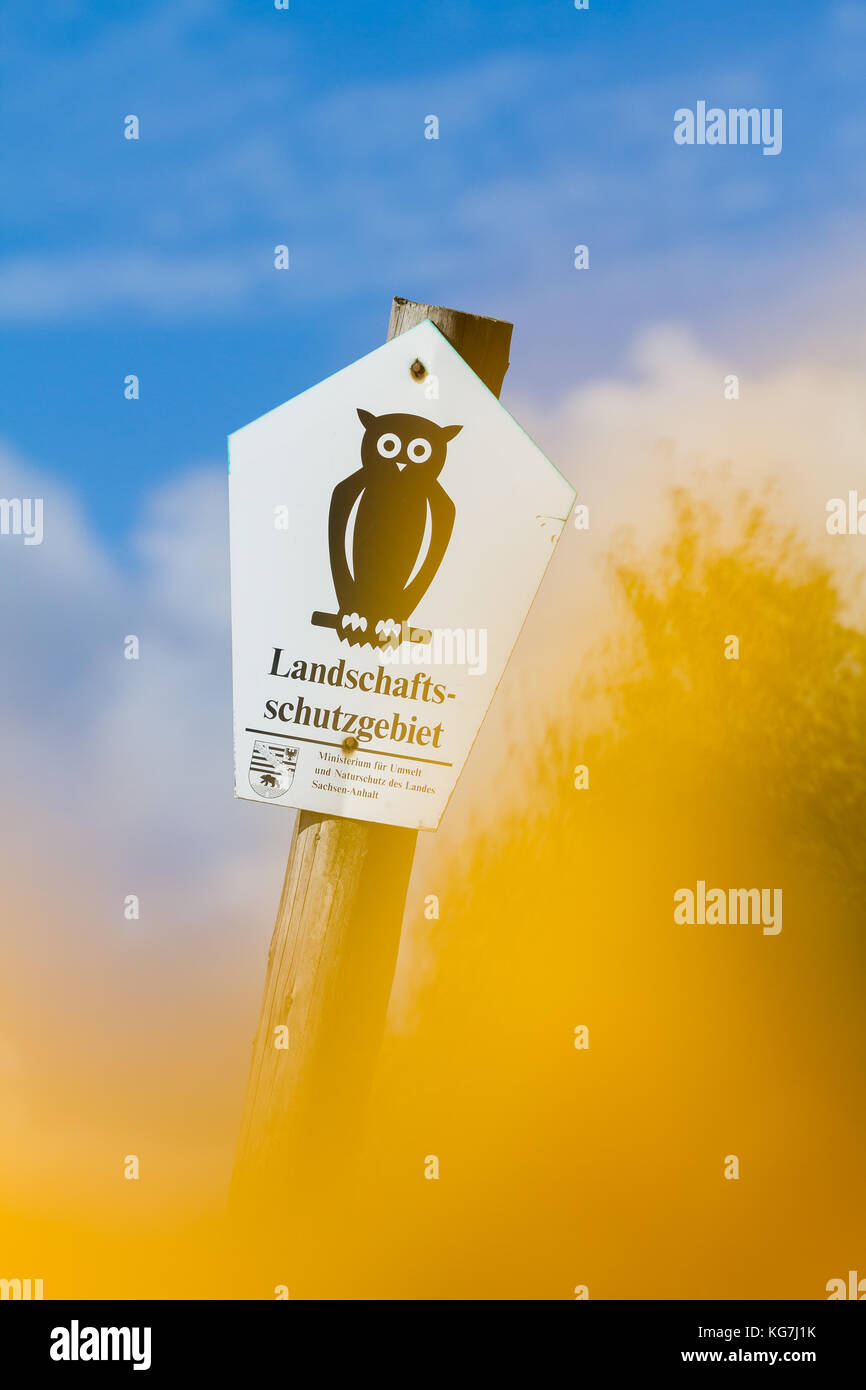 Kennzeichnung Landschaftsschutzgebiet in Sachsen Anhalt Schild auf Holzpfahl Stock Photo