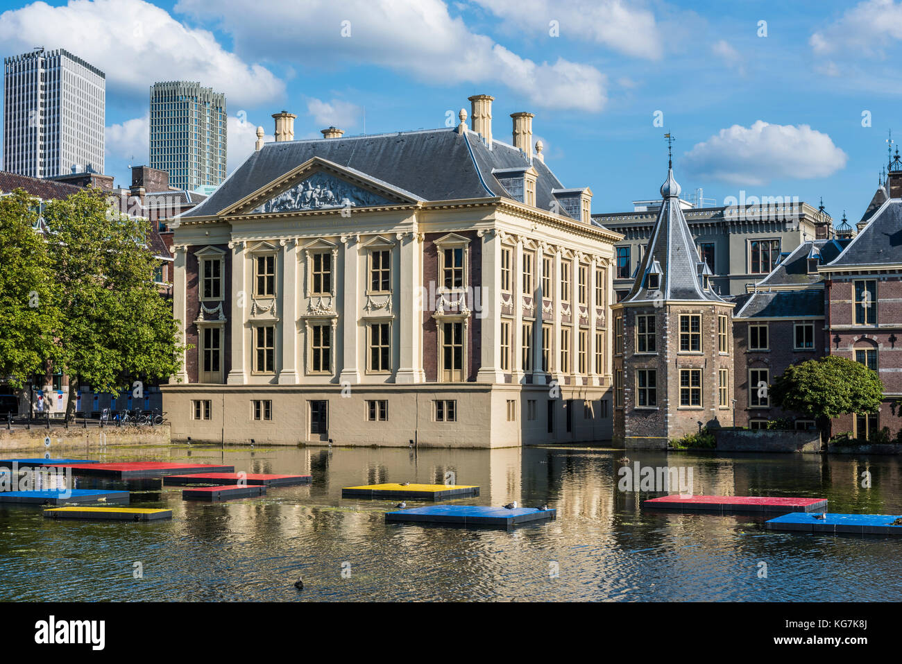 The Hague, The Netherlands - August 6, 2017: Museum 'Mauritshuis' and the 'Torentje' of prime minister of the Netherlands, in front the pond 'the Hofv Stock Photo