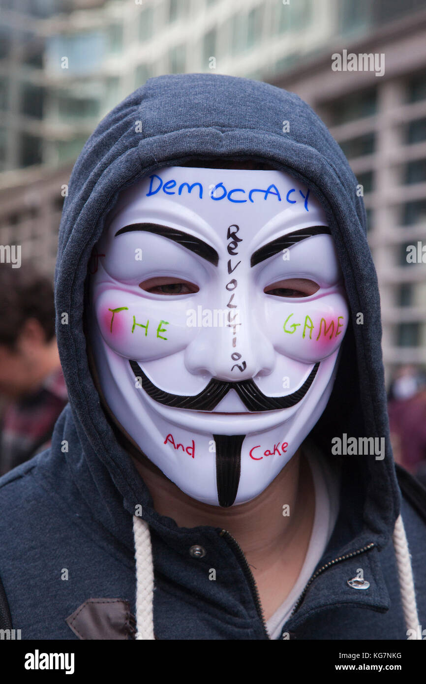 V FOR VENDETTA (2005) NATALIE PORTMAN, HUGO WEAVING VFOR 001-32 Stock Photo  - Alamy