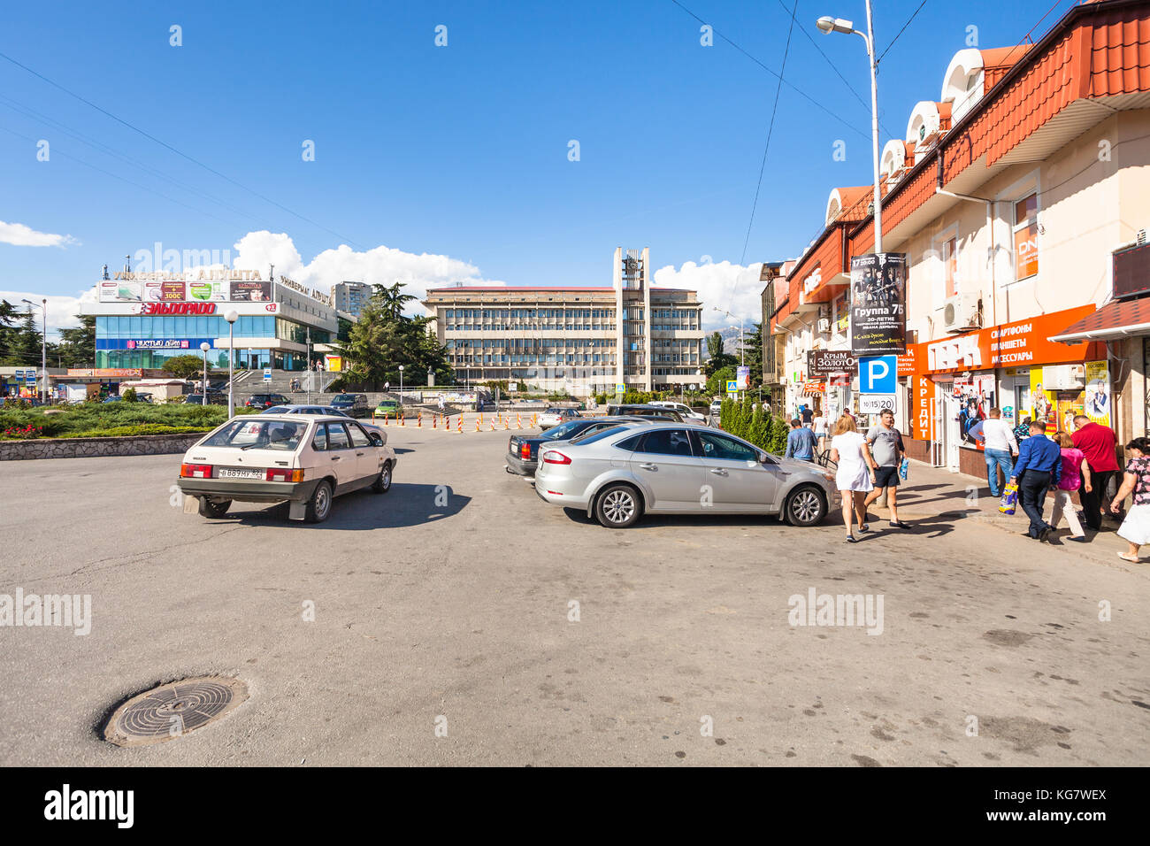 ALUSHTA, CRIMEA - SEPTEMBER 24, 2017: tourists and cars on central ...