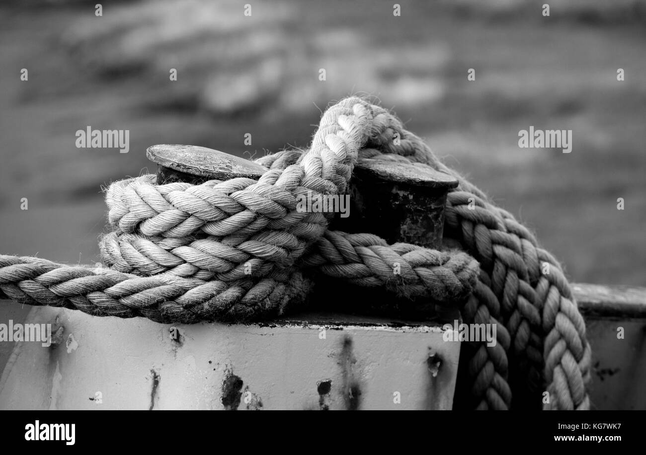 Rope tied to harbour bollard in black and white Stock Photo Alamy