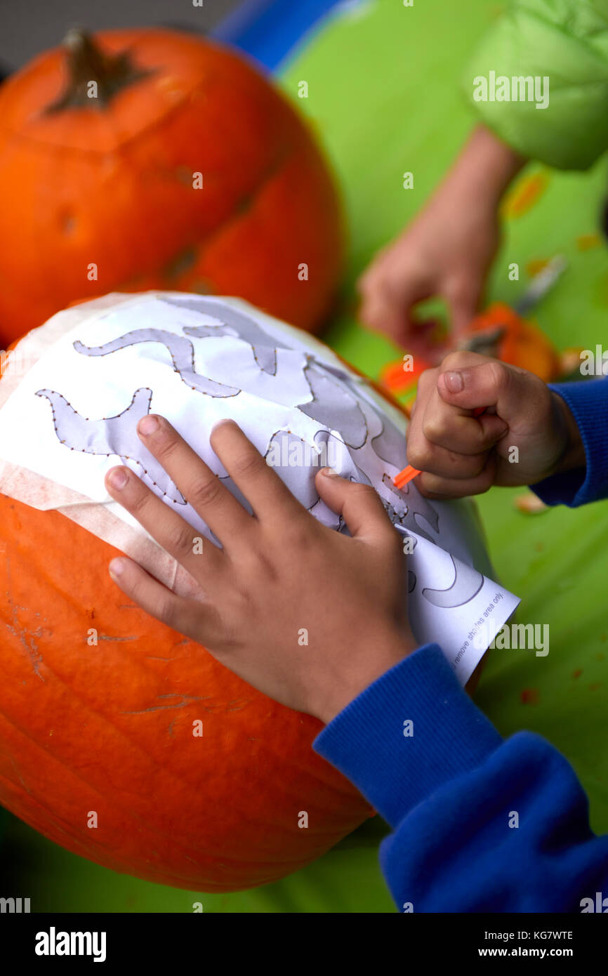 Carving pumpkins hi-res stock photography and images - Alamy