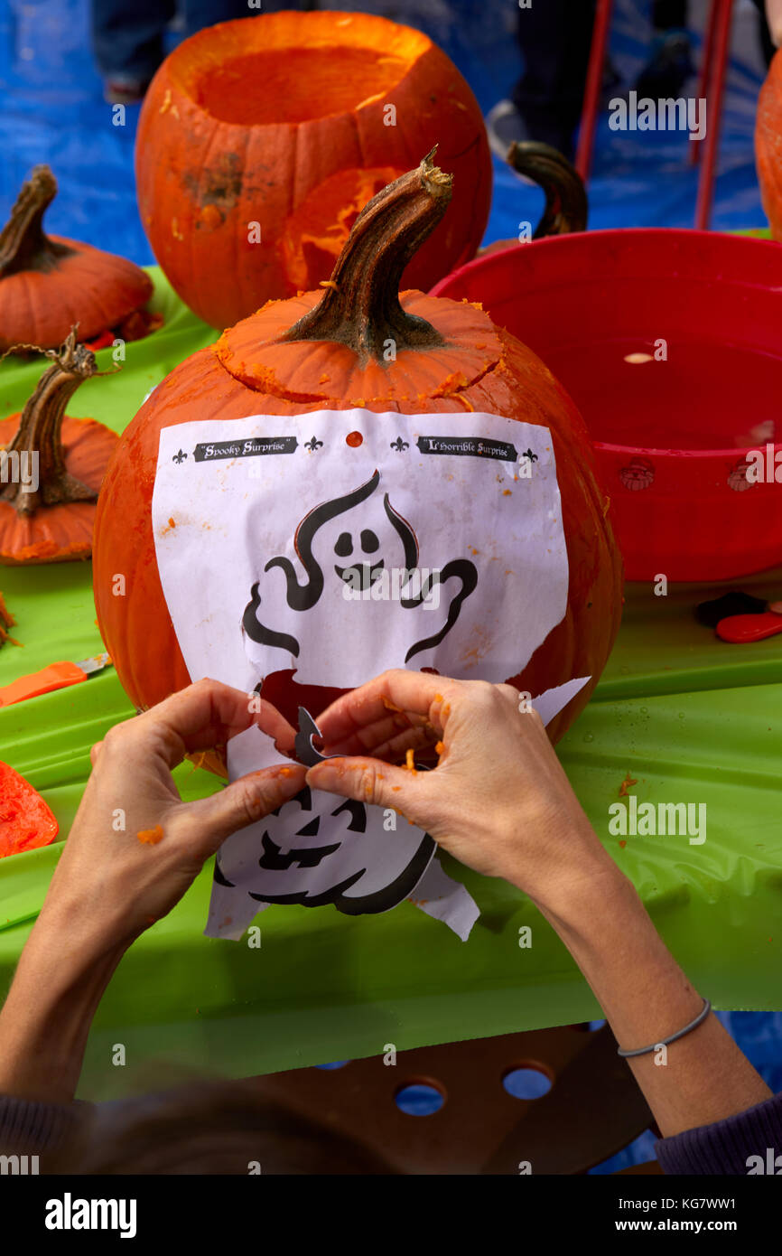 Kids carving pumpkins halloween hi-res stock photography and images - Alamy