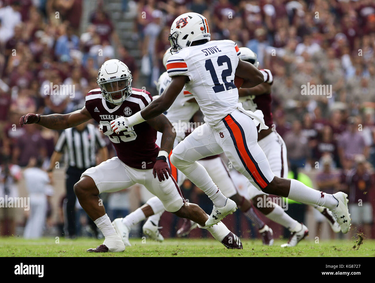 November 4, 2017: Auburn Tigers wide receiver Eli Stove (12) rushes while being pursued by Texas A&M Aggies defensive back Armani Watts (23) in the first quarter during the NCAA football game between the Auburn Tigers and the Texas A&M Aggies at Kyle Field in College Station, TX; John Glaser/CSM. Stock Photo
