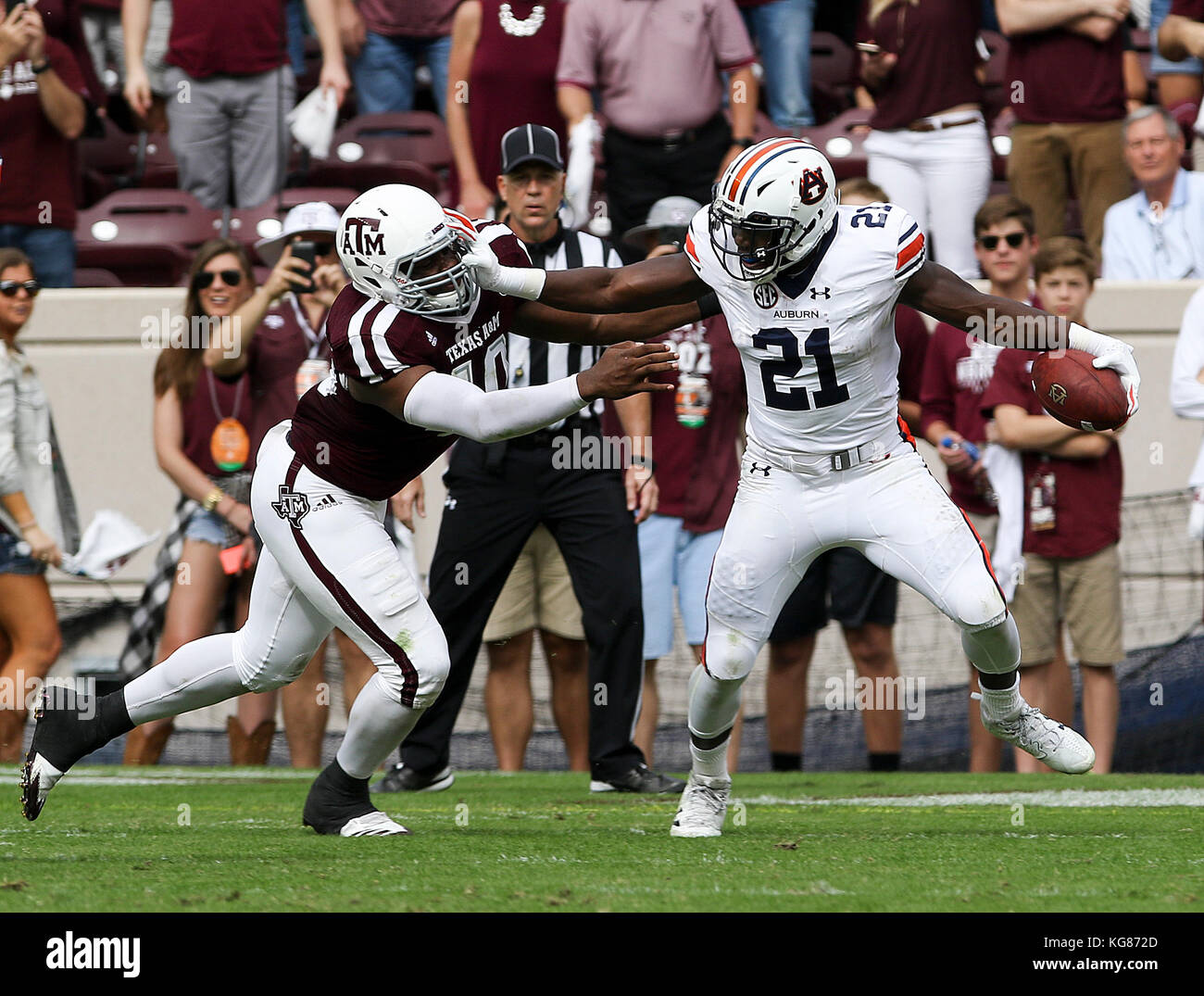 November 4, 2017: Auburn Tigers running back Kerryon Johnson (21) stiff arms Texas A&M Aggies defensive lineman Jarrett Johnson (40) in the first quarter during the NCAA football game between the Auburn Tigers and the Texas A&M Aggies at Kyle Field in College Station, TX; John Glaser/CSM. Stock Photo