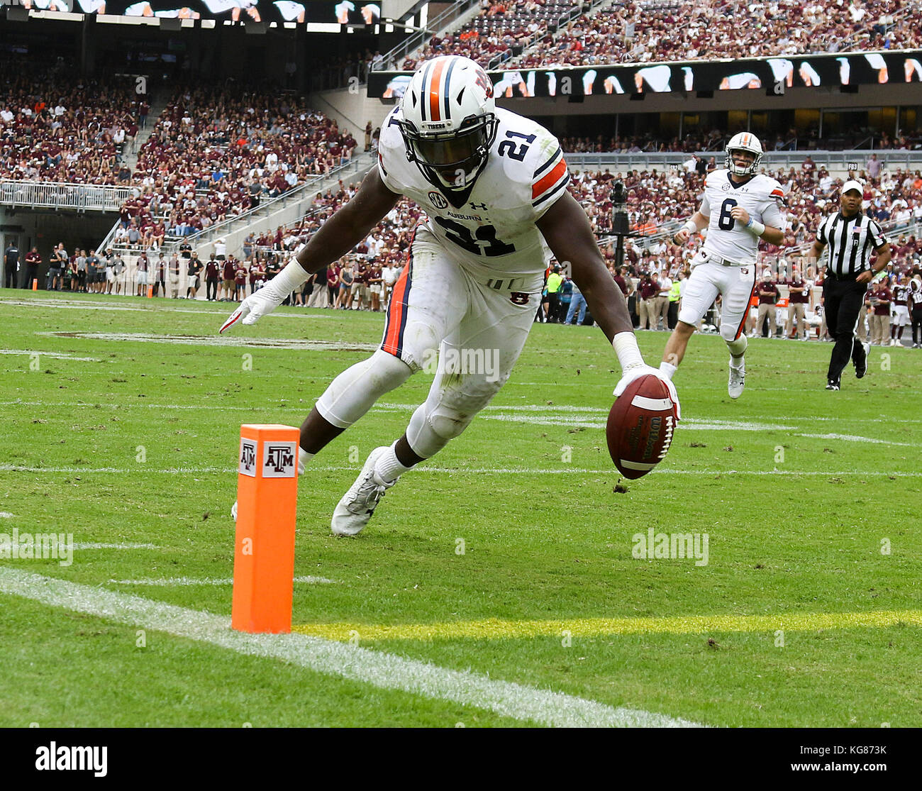 November 4, 2017: Auburn Tigers running back Kerryon Johnson (21) reaches for a touchdown in the second quarter during the NCAA football game between the Auburn Tigers and the Texas A&M Aggies at Kyle Field in College Station, TX; John Glaser/CSM. Stock Photo