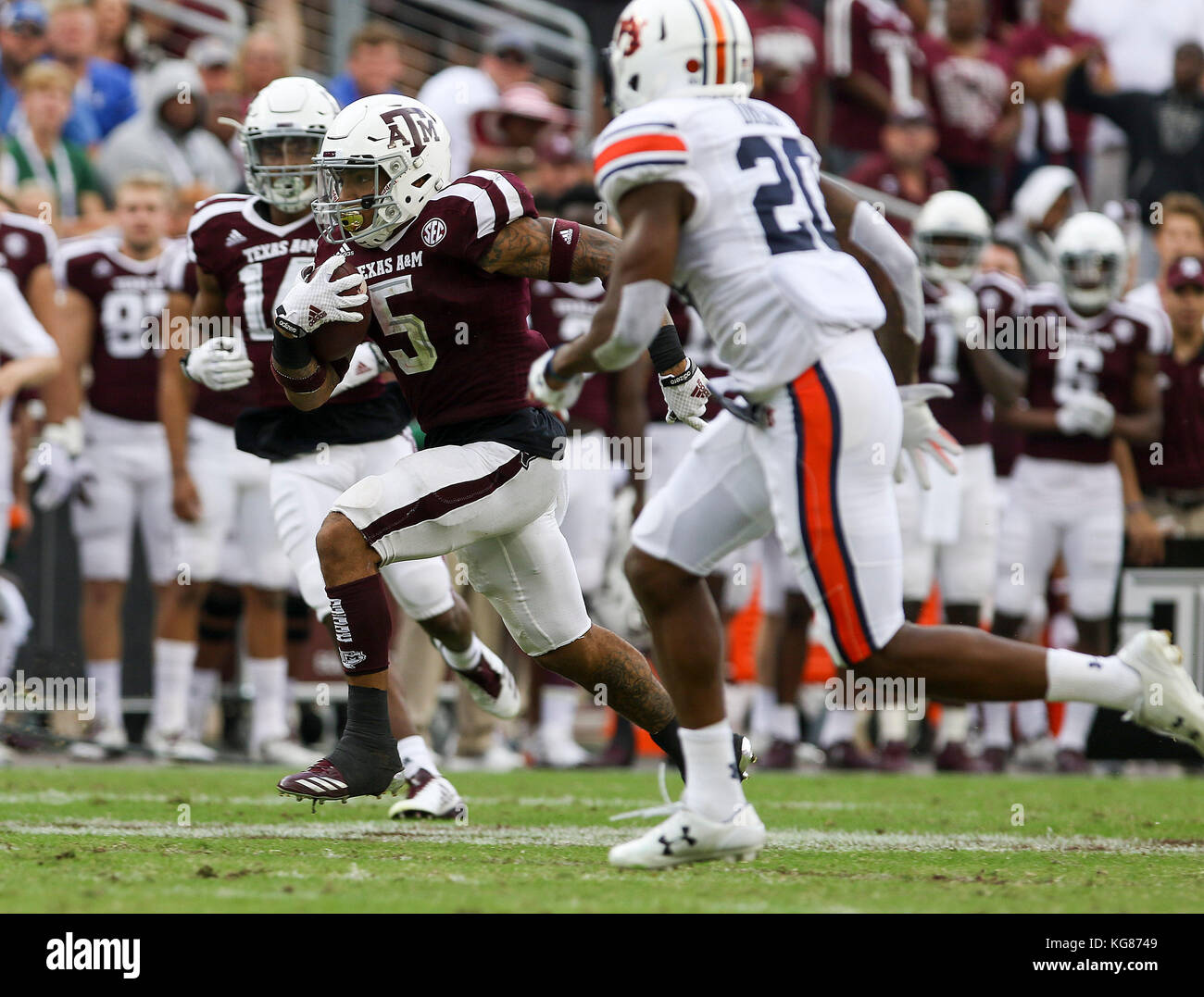 November 4, 2017: Texas A&M Aggies running back Trayveon Williams (5) rushes for yards in the second quarter during the NCAA football game between the Auburn Tigers and the Texas A&M Aggies at Kyle Field in College Station, TX; John Glaser/CSM. Stock Photo