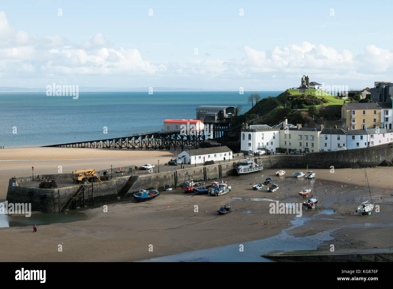 Tenby, West Wales, UK. 4  November 2017.  UK weather: People enjoy the sunshine today after a night of heavy rain.  Credit: Andrew Bartlett/Alamy Live News Stock Photo