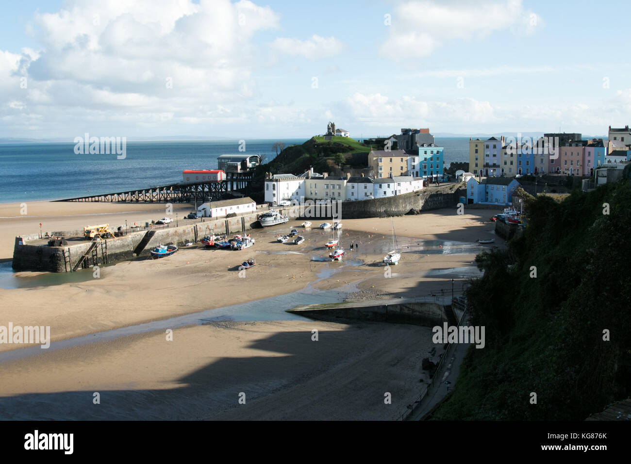 Tenby, West Wales, UK. 4  November 2017.  UK weather: People enjoy the sunshine today after a night of heavy rain.  Credit: Andrew Bartlett/Alamy Live News Stock Photo